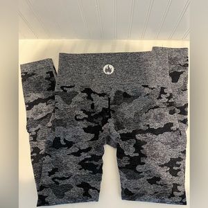 Livesore camo legging size small